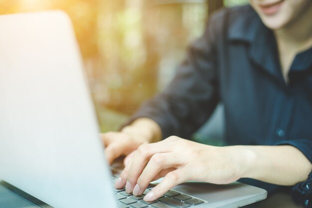 Mulher negócio, mão, trabalhando, computador laptop, em, escritório