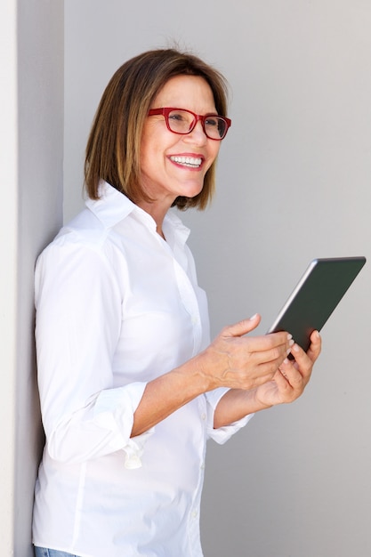 Mulher negócio, sorrindo, e, segurando, tablete digital