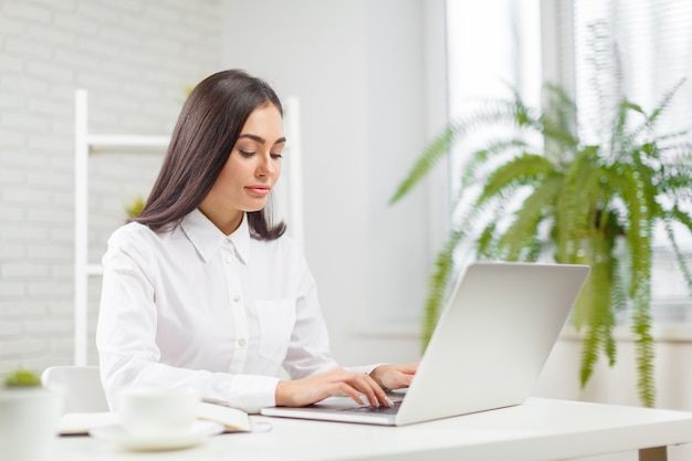 Mulher negócio, trabalhando, em, escritório