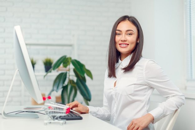 Mulher negócio, trabalhando, em, escritório