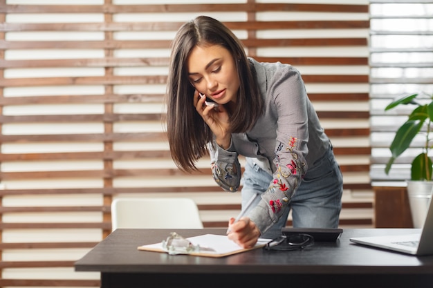 Mulher negócio, trabalhando, escritório