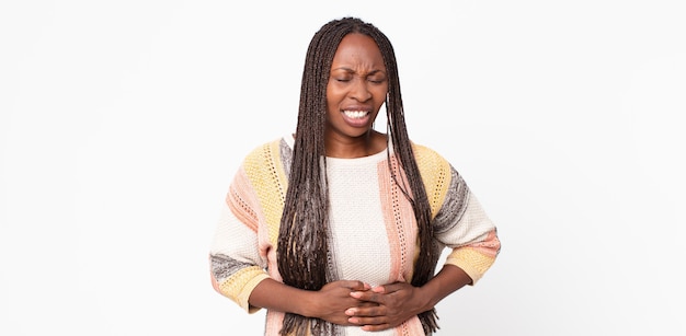 mulher negra adulta negra sentindo-se ansiosa, doente, doente e infeliz, com dor de estômago ou gripe