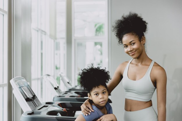 Mulher negra africana saudável com irmã vivendo juntos em artigos esportivos para um estilo de vida saudável