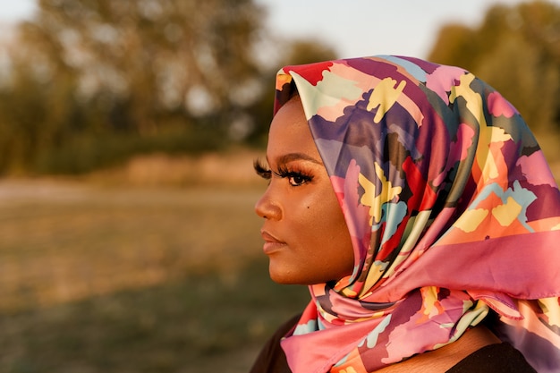 Mulher negra africana usando um lenço chamado hijab olhando para o lado esquerdo