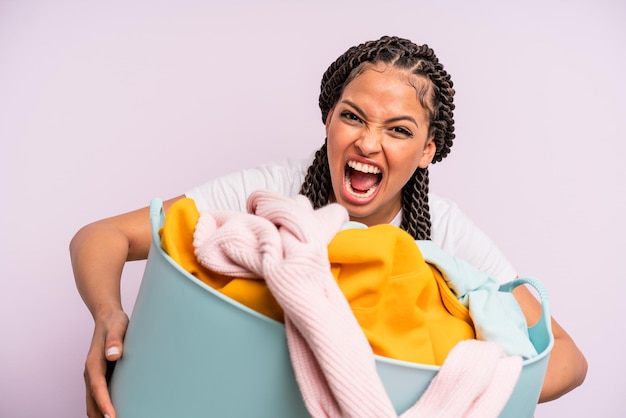 Foto mulher negra afro com conceito de roupas de lavagem de tranças