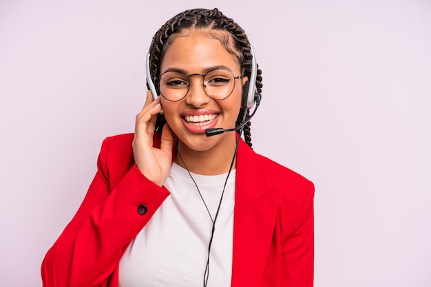 Mulher negra afro com conceito de telemarketing de tranças