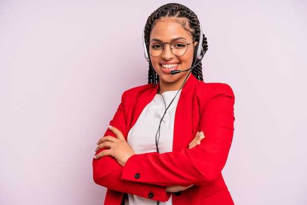 Mulher negra afro com conceito de telemarketing de tranças