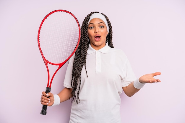 Mulher negra afro com conceito de tênis de tranças
