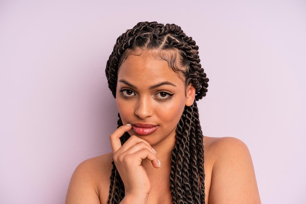 Foto mulher negra afro com tranças close-up. conceito de beleza