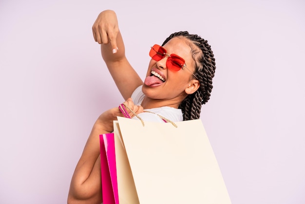 Mulher negra afro com tranças com sacolas de compras