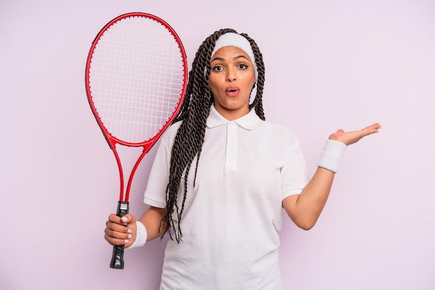 mulher negra afro com tranças. conceito de tênis