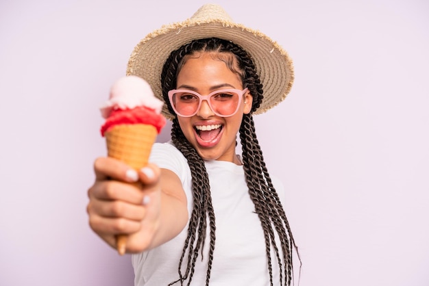 Mulher negra afro com tranças de verão e conceito de sorvete