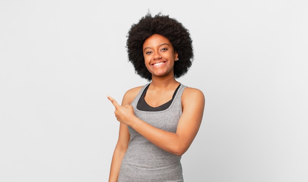 Mulher negra afro contra parede isolada