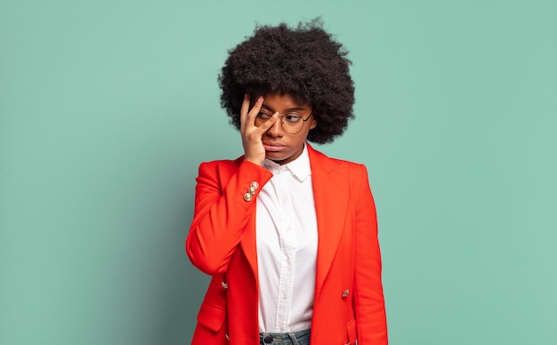 mulher negra afro contra parede isolada