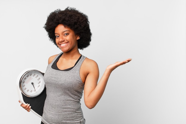 Mulher negra afro-fitness com balança ou balança