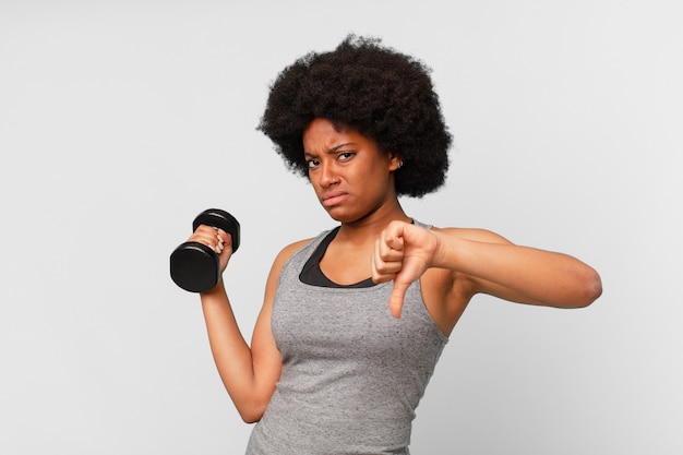 Mulher negra afro-fitness com halteres