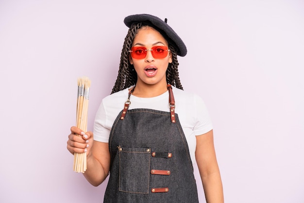 Mulher negra afro parecendo muito chocado ou surpreso com o conceito de artista