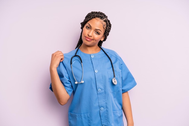 Mulher negra afro que parece arrogante conceito de enfermeira positiva e orgulhosa bem-sucedida