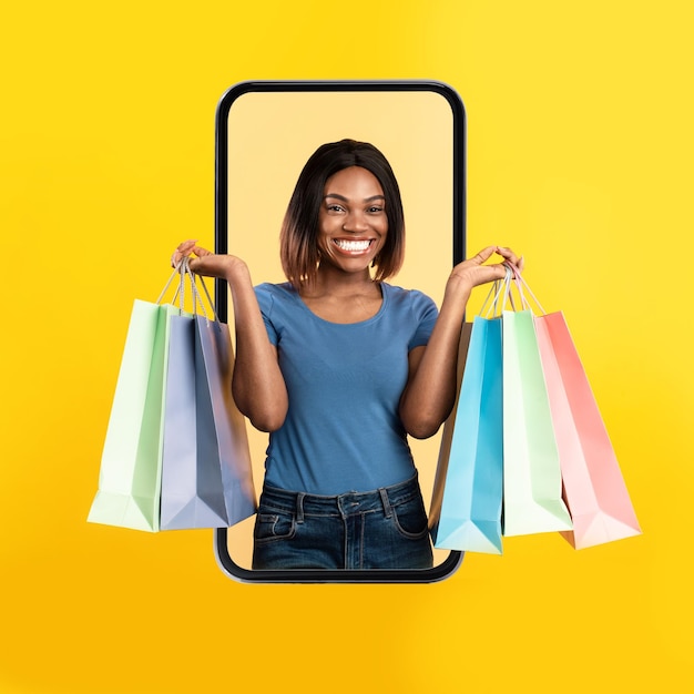 Mulher negra animada saindo tela com sacolas de compras