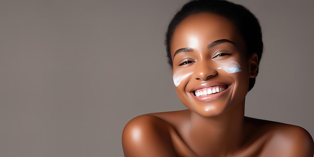 Mulher negra aplicando creme facial na pele cuidado da pele bem-estar luz rosto feliz pele e protetor solar