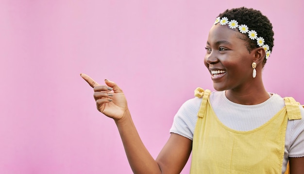 Mulher negra apontando para a parede de maquete fundo rosa e colocação de produtos de espaço de marketing e negócio de notícias de publicidade Anúncio de garota feliz de oferta de maquete e promoção de verão em pano de fundo colorido