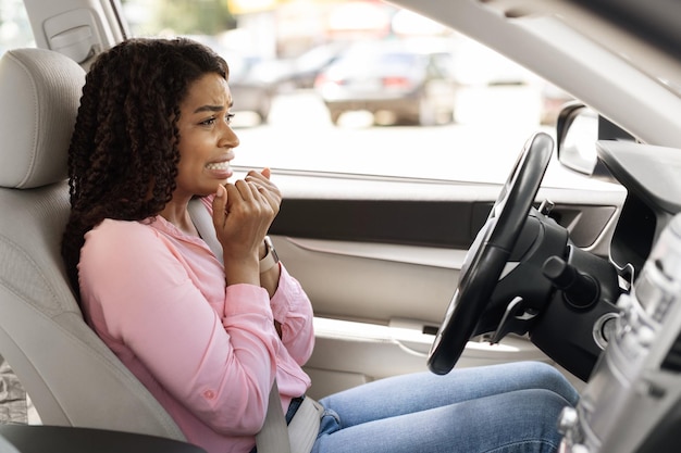 Mulher negra assustada dirigindo carro sofreu um acidente