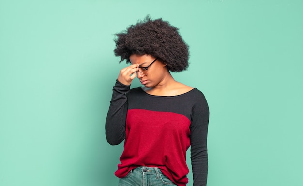 mulher negra bonita e afro contra parede isolada