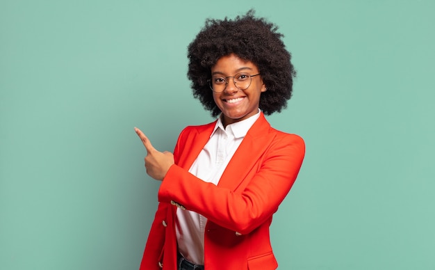 mulher negra bonita e afro contra parede isolada