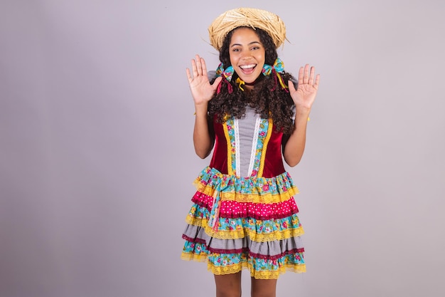 Mulher negra brasileira vestindo roupas de festa junina confraternização em nome de São João Arraial incrível inacreditável