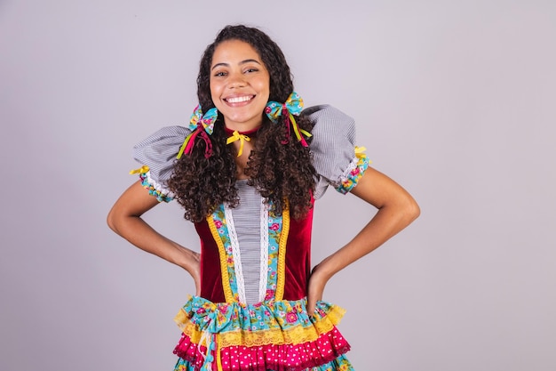 Foto mulher negra brasileira vestindo roupas de festa junina confraternização em nome do acampamento são joão retrato