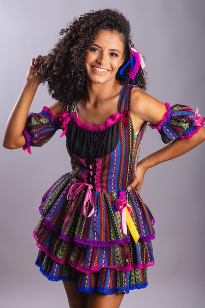 Mulher negra brasileira vestindo roupas de festa junina Irmandade de São João Arraial Retrato vertical