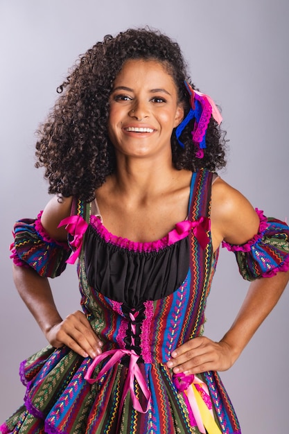 Mulher negra brasileira vestindo roupas de festa junina Irmandade de São João Arraial Retrato vertical
