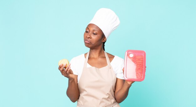 Mulher negra chef adulta afro-americana com um tupperware