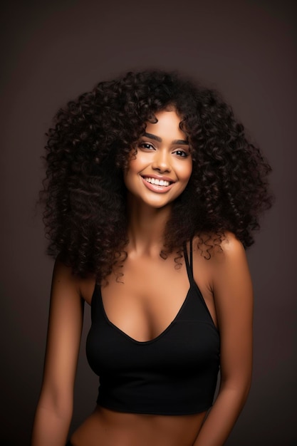 Foto mulher negra com cabelo afro e um sorriso alegre promovendo o cuidado do cabelo