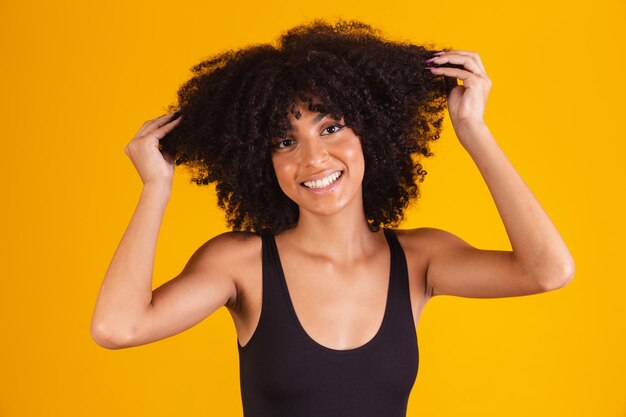 Mulher negra com cabelo afro