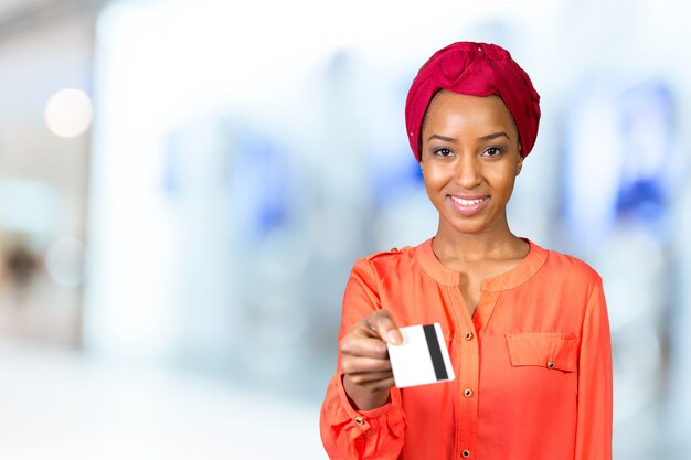 Mulher negra com cartão de crédito