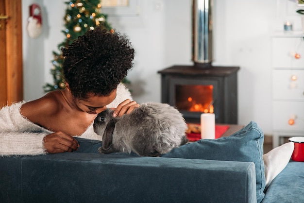 Mulher negra com coelho no Natal