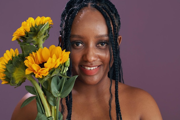 Mulher negra com girassóis