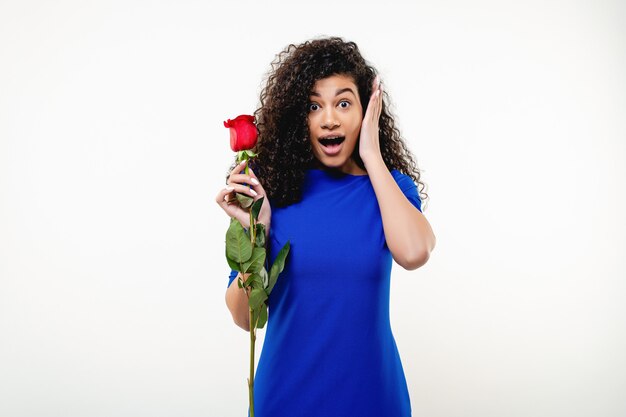 Foto mulher negra com rosa vermelha, vestido azul isolado