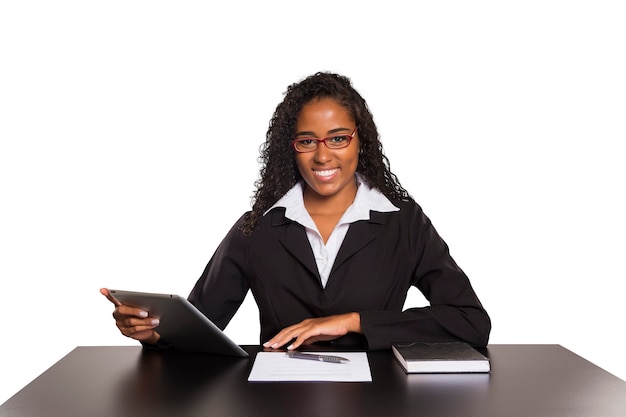 Mulher negra com tablet digital isolado