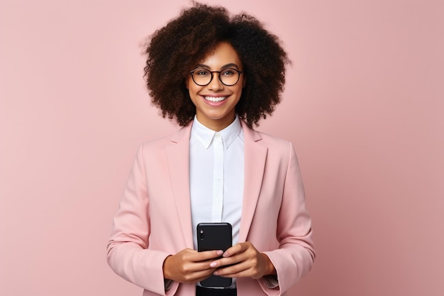 Mulher negra com telefone no fundo do estúdio