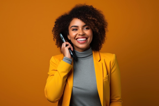 Mulher negra com telefone no fundo do estúdio