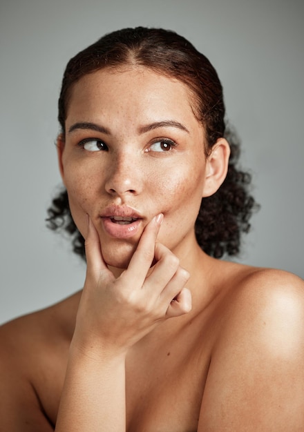 Foto mulher negra de cuidados com a pele e rosto de um modelo de beleza com pele saudável e bem-estar facial estúdio de fundo cinza e pessoa isolada após sensação de desintoxicação de dermatologia cosmética relaxar e acalmar do spa