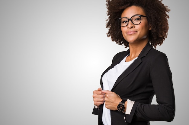 mulher negra de negócios ajustando suas roupas