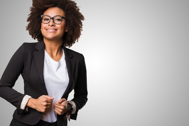 mulher negra de negócios ajustando suas roupas