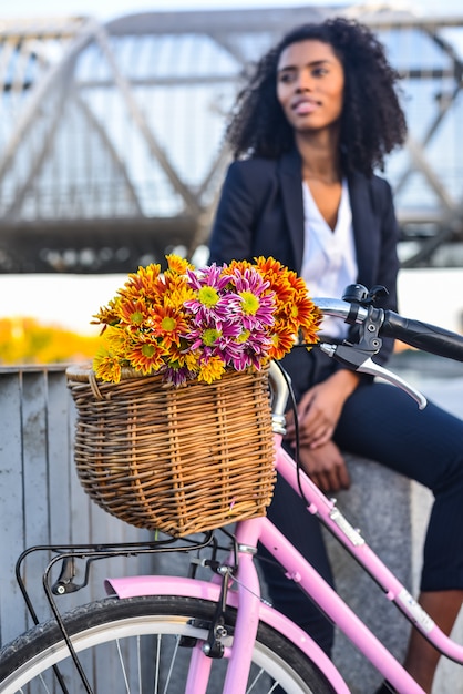 Mulher negra de negócios com bicicleta vintage