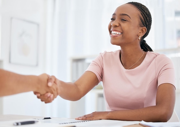 Mulher negra de negócios e acordo de aperto de mão e contratação de RH em entrevista de reunião e suporte de consultoria e sucesso no trabalho em equipe Funcionário feliz apertando as mãos parceria de recrutamento e confiança na empresa b2b