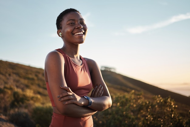 Mulher negra de retrato e braços cruzados exercício ao ar livre ou aptidão para o bem-estar, saúde ou sorriso Garota nigeriana e atleta descansam natureza e treino para treinar esportes ou praticar para relaxar