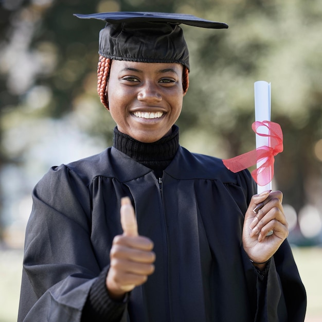 Mulher negra de retrato e polegares para cima para educação de graduação e sucesso com grau de mão feminina afro-americana ou estudante com bolsa de pós-graduação e diploma com objetivo de realização e sorriso