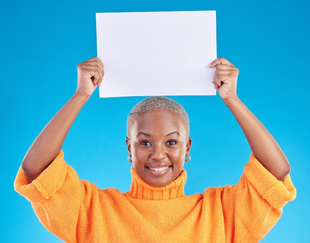 Mulher negra em pôster de retrato e publicidade de apresentação e anúncio em fundo azul Embaixadora feminina mostra sinal e outdoor de transmissão de notícias e cartão de informações com espaço de maquete